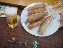 ソーセージとビール。めがねは大きさ比較用。