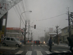 大学近くの交差点。信号消えてて、譲り合い。