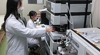 先端機器を使用した研究風景
