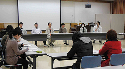 実地見学での卒業生との交流