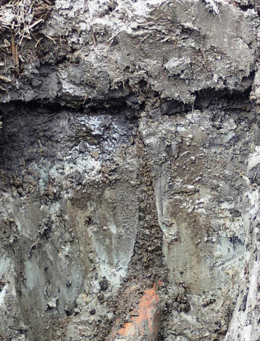 籾殻の腐植による排水性の低下した暗渠