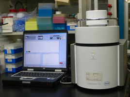 リアルタイムPCR装置遺伝子の発現量を解析する際に便利です。